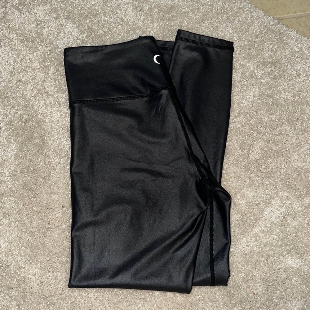 Zyia 6/8 black metallic legging. GUC. (M).